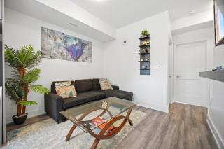 Exquisite, Bright & Modern Condo - Free Parking - 9