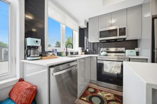Exquisite, Bright & Modern Condo - Free Parking - 4