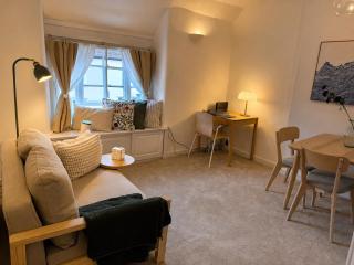 Historic High St Flat with Peaceful Garden Retreat - 8