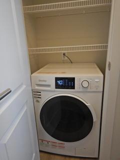 Luxury Single Suite with a closet, ensuite bathroom & laundry & dining space & kitchen - 1