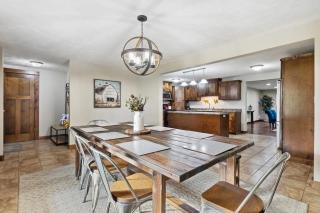 Sawyer Farmhouse -Spacious Retreat with 5 Bedrooms - 6