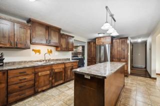 Sawyer Farmhouse -Spacious Retreat with 5 Bedrooms - 5