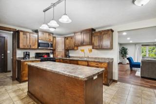 Sawyer Farmhouse -Spacious Retreat with 5 Bedrooms - 4