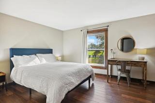 Sawyer Farmhouse -Spacious Retreat with 5 Bedrooms - 3