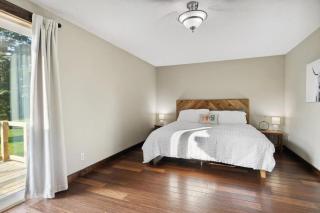 Sawyer Farmhouse -Spacious Retreat with 5 Bedrooms - 2