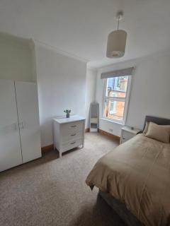 Spacious and rustic 2 bedroom flat - Colliers Wood - 4