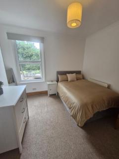 Spacious and rustic 2 bedroom flat - Colliers Wood - 3