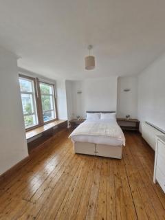 Spacious and rustic 2 bedroom flat - Colliers Wood - 1
