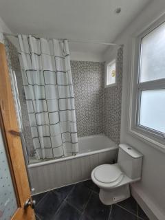 Spacious and rustic 2 bedroom flat - Colliers Wood - 2