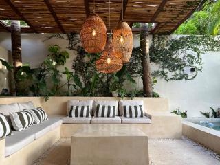 Boutique Private Villa in Hotel Zone - Pool & Outdoor Living - 3