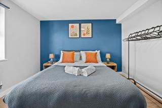 Spacious 3-Bed Cardiff Apartment - Walk to Centre - 2 Bathrooms - 8