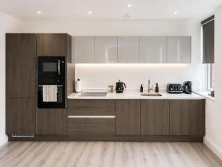 Luxury Central Solihull Apt - King Bed, Sofa Bed & 2 Parking Spaces - 1
