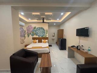 Jay & Jas Hotel - 4
