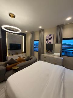 Bellagio Luxury Studio Apartment with Balcony - 6