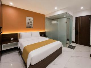 Crowne Plaza Hotel - 2