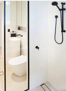 Modern Coogee Apt with Lift, Parking & Balcony - 2