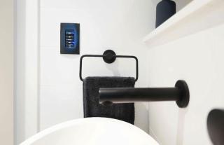 Modern Coogee Apt with Lift, Parking & Balcony - 1