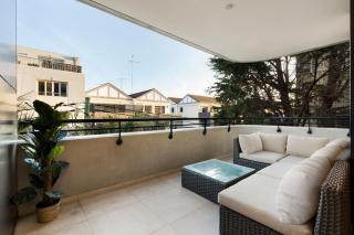 Modern Coogee Apt with Lift, Parking & Balcony - 1