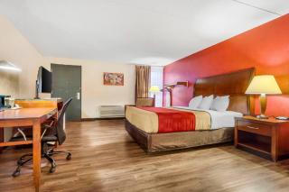 Econo Lodge Inn & Suites Brookings - 2