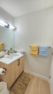 Private Suite unit 1B - New & Cozy in Calgary - 7