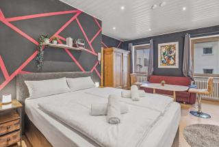 BAT Home Solutions Trier-Euren - alles was ein Hotel nicht bietet - 35 qm Ferienwohnung, Heimkino, Wallbox, Küche für 4 Personen - 9