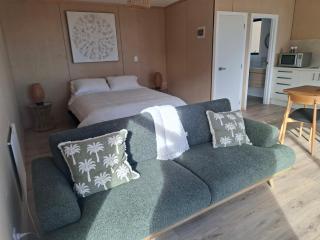 Totaranui Accommodation Chalet One - 5