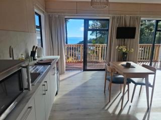 Totaranui Accommodation Chalet One - 6