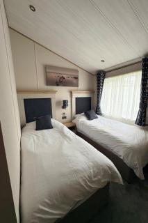 Harrogate Lodge - Sleeps4- South Facing Decking - 3