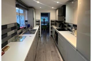 3 Bed House Sleeps 6 -Enclosed Garden-Free Parking - 1