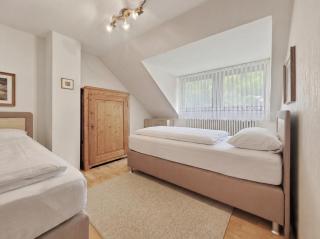 BAT Home Solutions Trier-Euren - alles was ein Hotel nicht bietet - 10 Min zur Altstadt - 98 qm Scheune für 9 Personen mit Sternenhimmel, Wintergarten, Grill und Kino - barrierefrei dank Lift & Auffahrt - 3