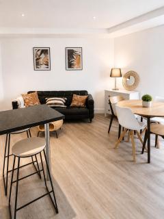 Grand Central House - Central Penthouse Two Bedroom - GibraltarStay Apartments - 7
