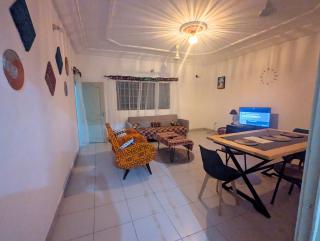Petit Cocon de Ouidah - Chambre Cosy Ventilée - Plage a 10 min - Salon, Cuisine et balcon - 8