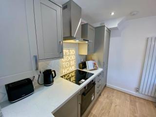 Mackets House - Hunts Cross - Sleeps 7 -Parking - 4
