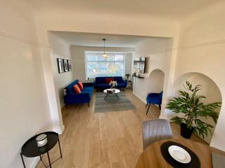 Mackets House - Hunts Cross - Sleeps 7 -Parking - 7