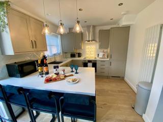 Mackets House - Hunts Cross - Sleeps 7 -Parking - 8