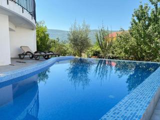 Kumbor sunny port with shared pool - 3