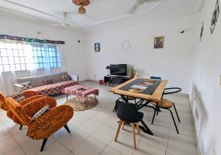 Petit Cocon de Ouidah - Chambre Cosy Ventilée - Plage a 10 min - Salon, Cuisine et balcon - 4