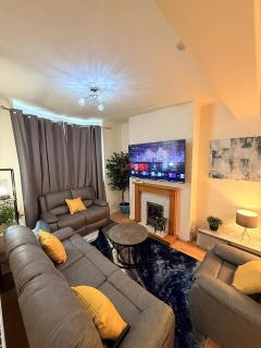 Spacious 3-Bed House Near Uni and Town Centre - 9