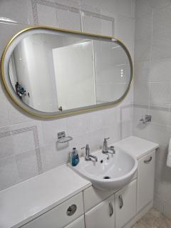 Spacious 3-Bed House with Free Parking in Nottingham City Centre - 2