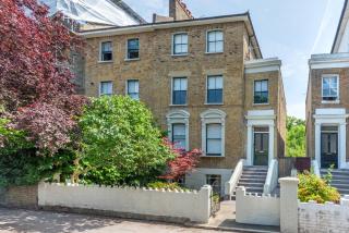 Modern 1BDR with Parking and Shared Garden - 0