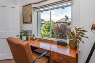 Modern 1BDR with Parking and Shared Garden - 4