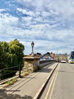 Stylish 1 Bed Apartment near the City Centre Sleeps 4 - 2