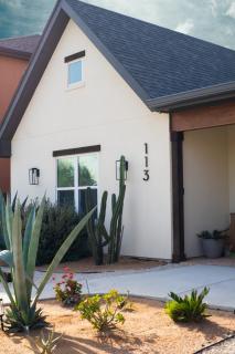 Orion C, Cozy 1BR Retreat, Pool, Grill - 4