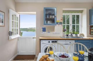 Millbay Cottage - Escape to this charming riverside cottage nestled in a tranquil corner of the Pembrokeshire National Park - 7