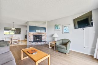 Pet-Friendly Suite - Kitchen and Fireplace - Pool and Hot Tub - 2