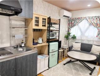 E-NA gesthouse 駅から徒歩3分 一棟貸切 USJと難波へ好アクセス 最大5名様 Convenient location 3 min walk to station Easy access to USJ and Namba Accommodates up to 5 guests Entire house rental - 1