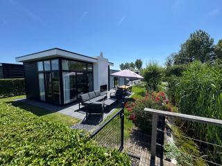 EuroParcs Bad Meersee Chalet Coastline Zeeland mit Zaun Haus Nr 80 - 0