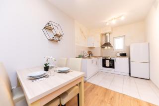 Prime Stay - Deluxe 1 Bedroom Apartment with Parking Included - Budapest - 5