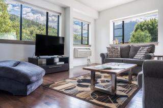 Selkirk Snug by Revelstoke Vacations - 1