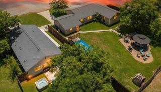 8b 4b nearby pool Blanco wine trail town sq - 6